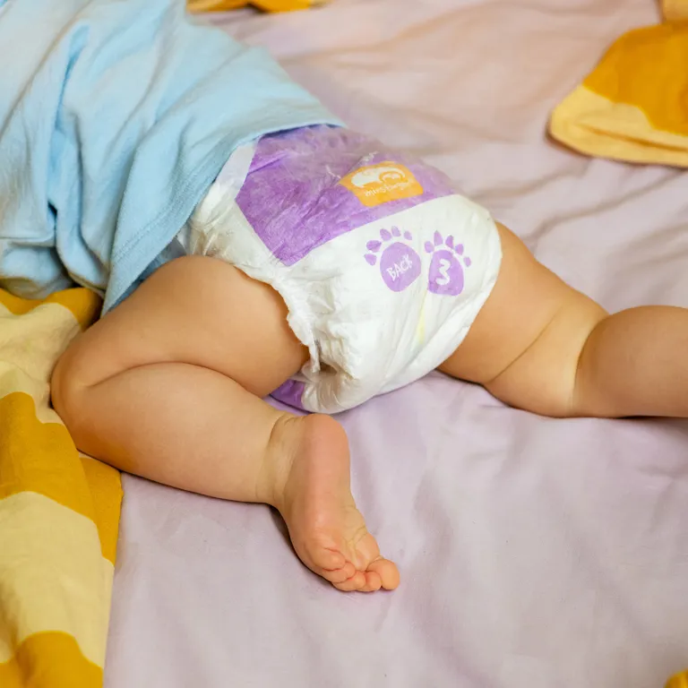 Krypande bebis med Minstingens blöja storlek 3