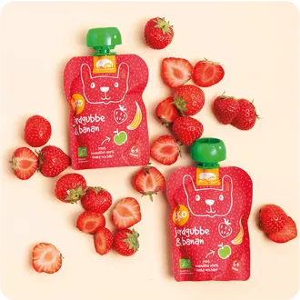 Ekologisk fruktpuré jordgubbar banan för barn